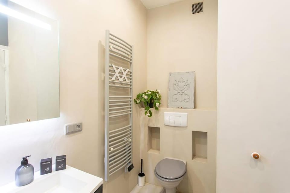 #3 Staywizus - Mascoinat 1BDR Old Town, near beach Fan & WIFI Apartment in Nice