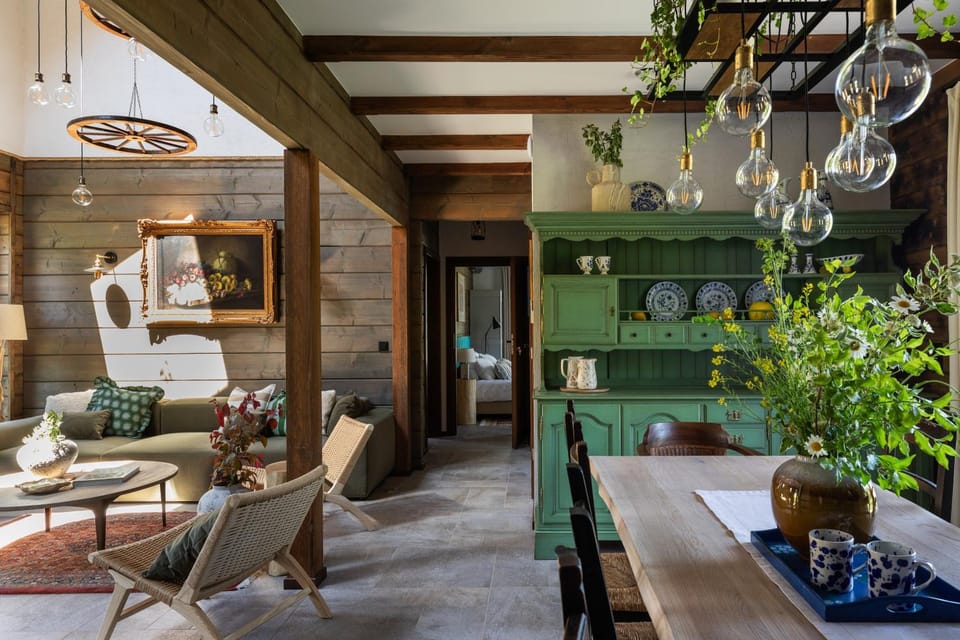 Living room, Seating area, Dining area, fireplace