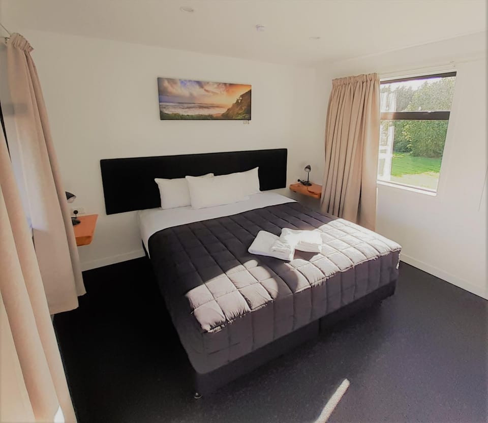 Bed, Photo of the whole room, Bedroom, Garden view