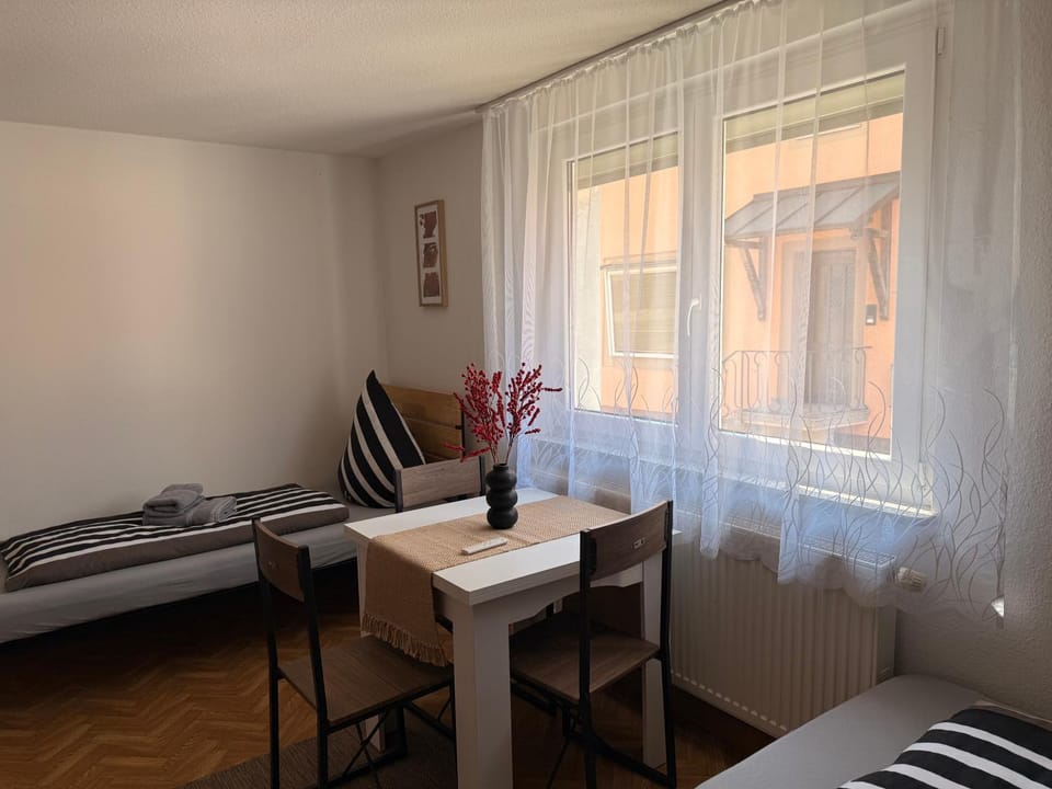 ARCOS Apartment - Geräumige 3-Zimmer-Wohnung mit 8 Einzelbetten - Perfekt für Familien, Gruppen oder Monteure House in Ortenau