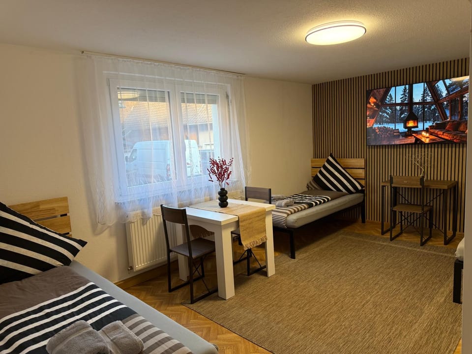 TV and multimedia, Photo of the whole room, Bedroom
