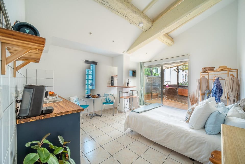 Bed, Kitchen or kitchenette