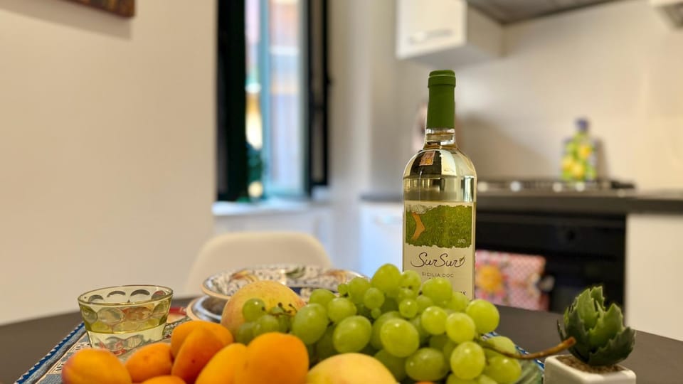 Food and drinks, Dining area, Food, Alcoholic drinks