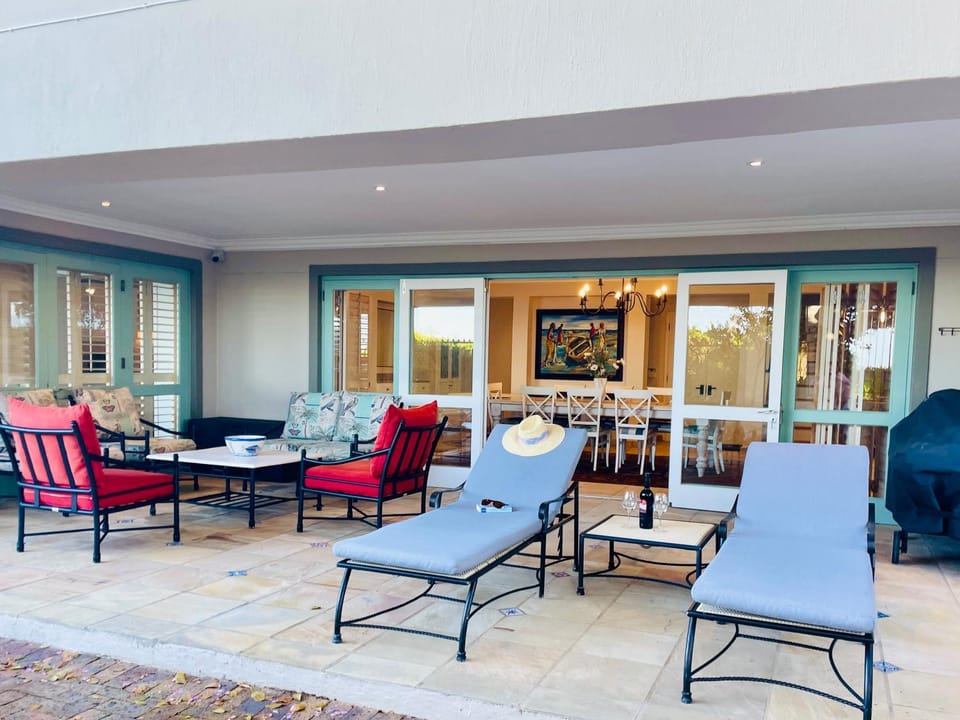 Patio, Day, Seating area, sunbed