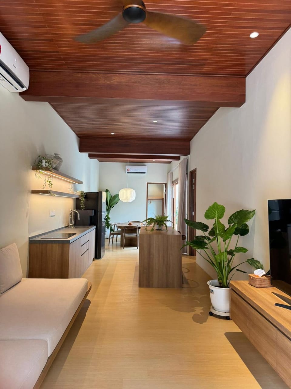 TV and multimedia, Kitchen or kitchenette, Living room, Seating area, Dining area, air conditioner
