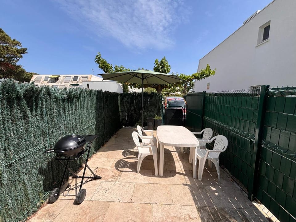 Patio, Day, Dining area, Parking