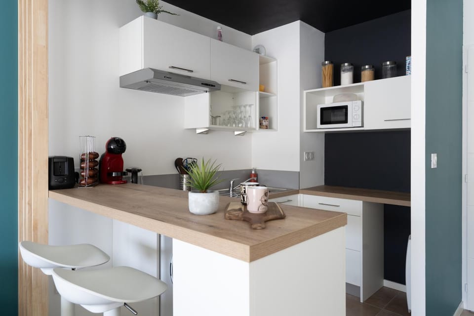 Kitchen or kitchenette, Dining area, stove, toaster