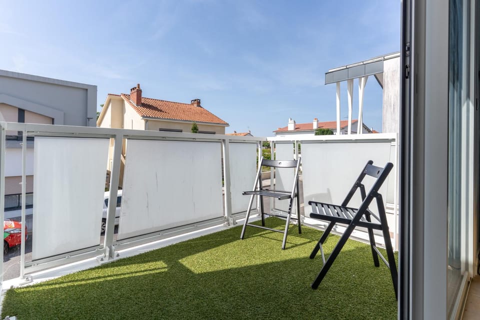 Property building, Patio, Day, Balcony/Terrace