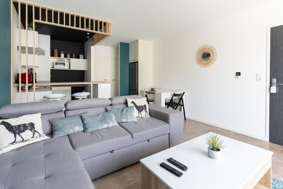 Kitchen or kitchenette, Living room, Seating area, Dining area