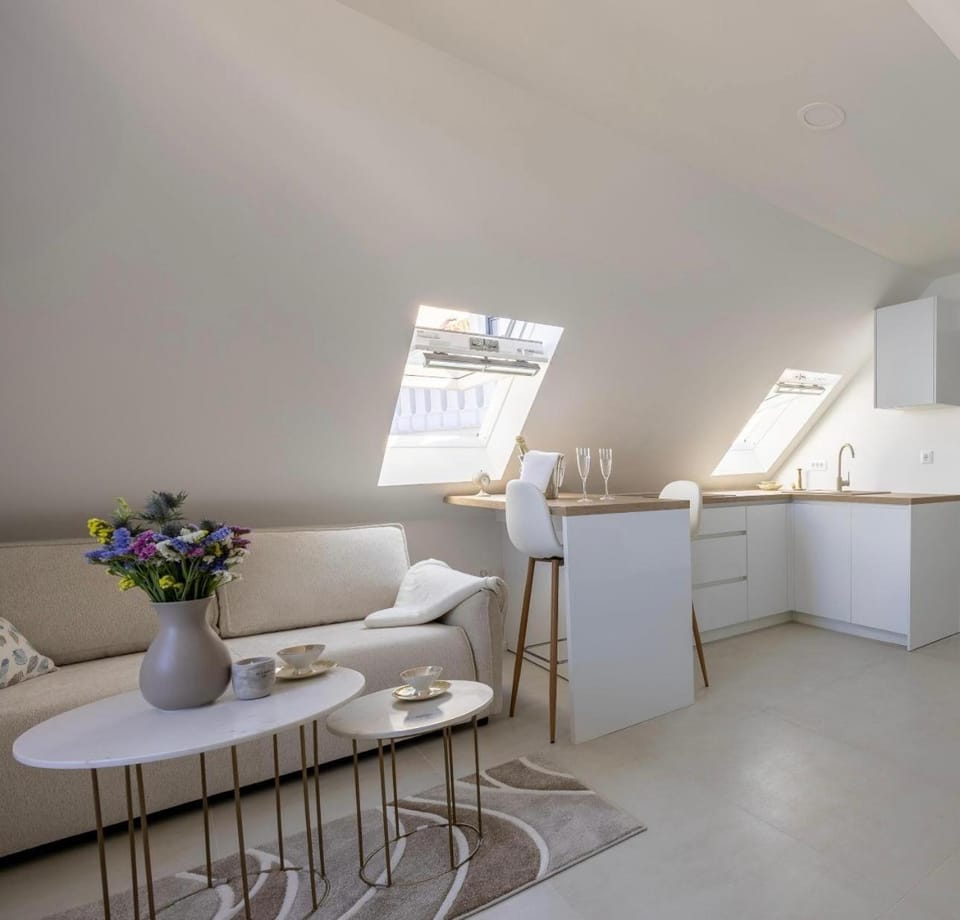 Kitchen or kitchenette, Seating area, Dining area