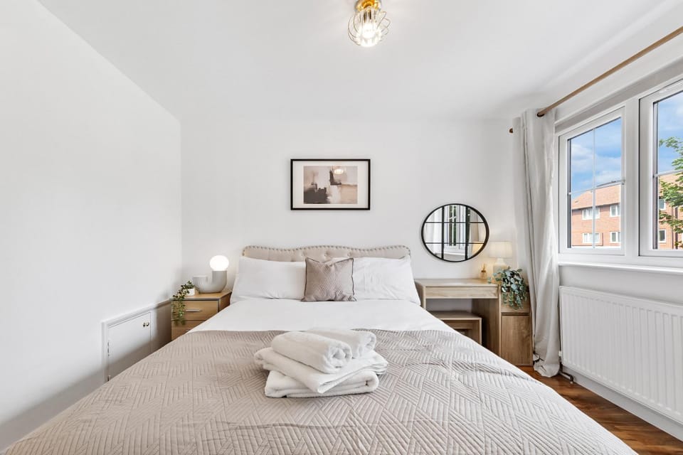 Bed, Bedroom, towels