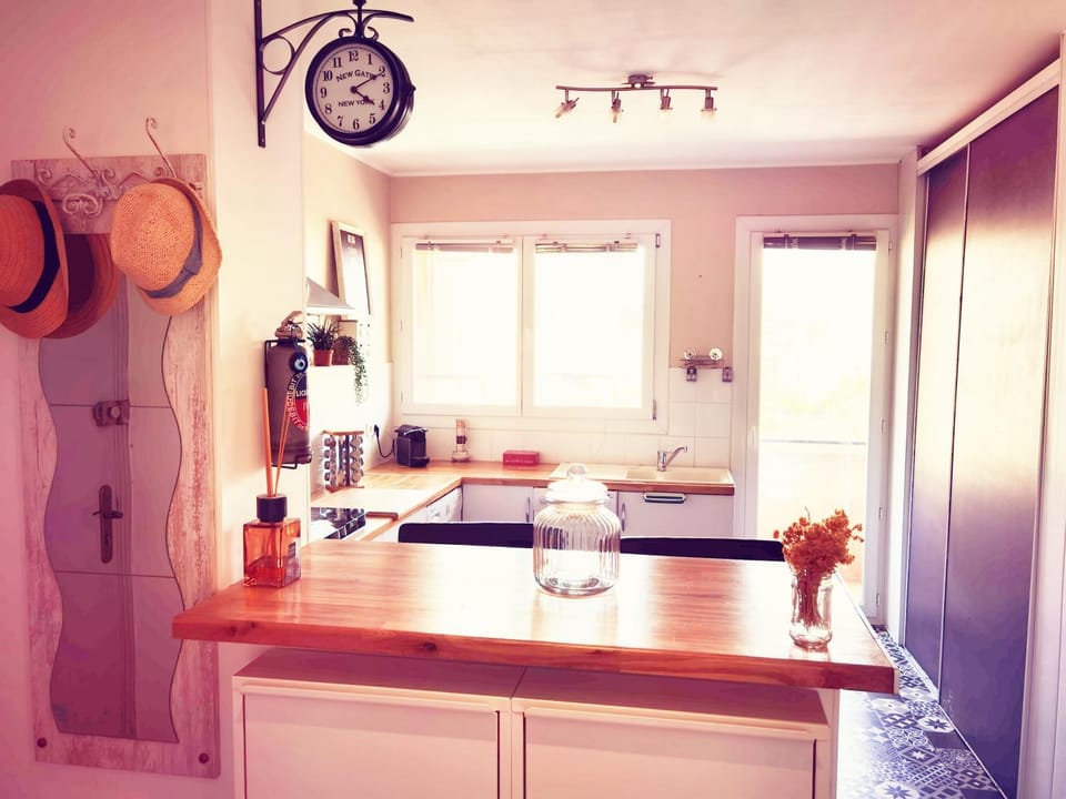 Kitchen or kitchenette, Dining area, stove