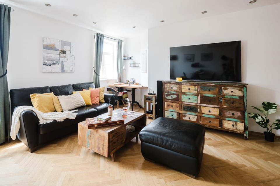 TV and multimedia, Living room, Seating area, Evening entertainment