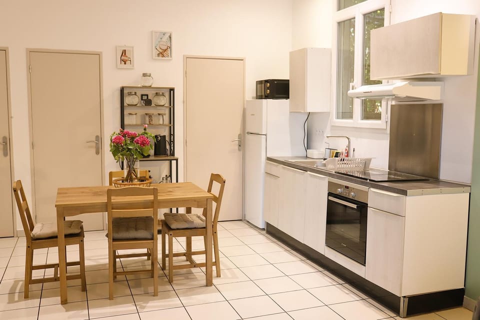 Kitchen or kitchenette, Dining area