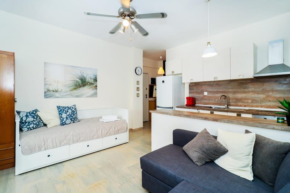 Kitchen or kitchenette, Living room, Seating area, oven