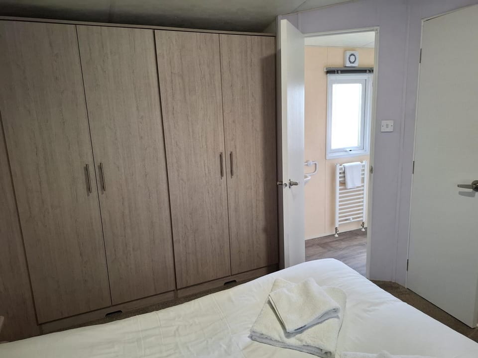 Bed, Bedroom, towels, wardrobe