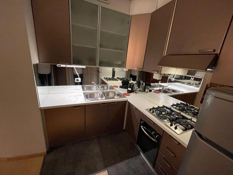 Kitchen or kitchenette, dishwasher, oven