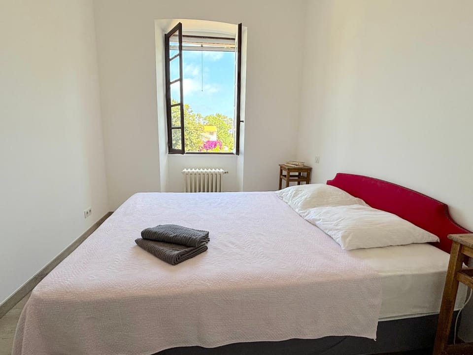 Bed, Photo of the whole room, Bedroom, internet, towels