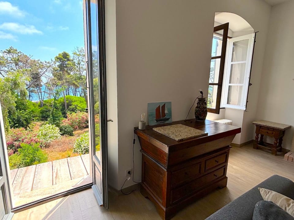 Bed, Natural landscape, Garden, View (from property/room), Balcony/Terrace, Living room, Photo of the whole room, Seating area, Dining area, Bedroom, Garden view, hair dresser