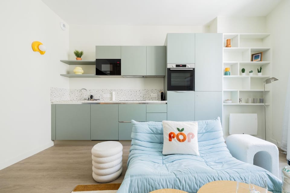 Kitchen or kitchenette, Living room, stove