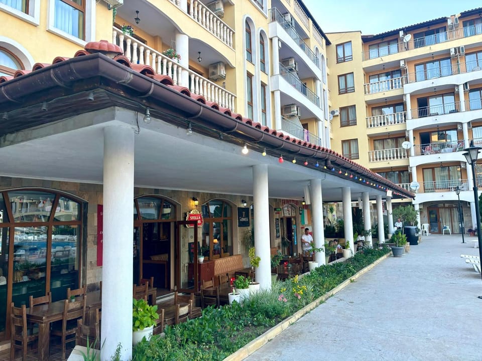 Restaurant/places to eat, Lounge or bar