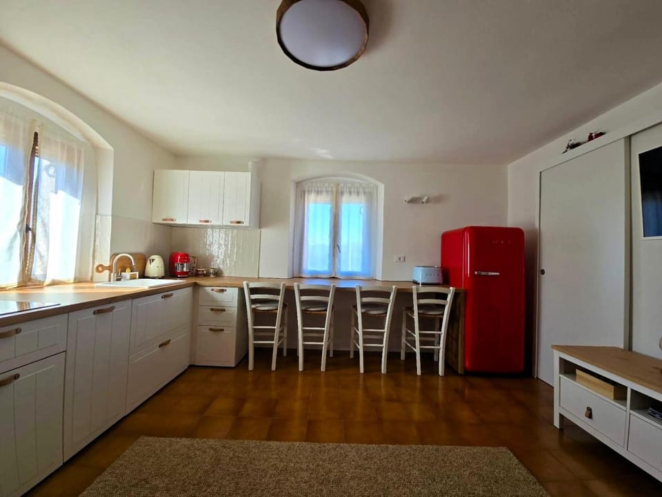 Kitchen or kitchenette, Dining area, dishwasher, stove