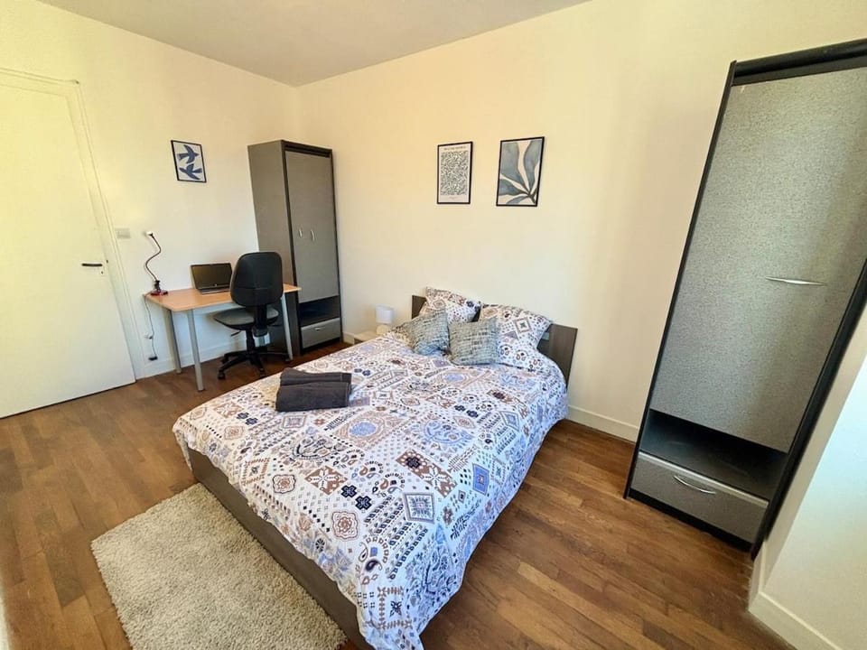 Bed, Photo of the whole room, Seating area, Bedroom, towels, wardrobe