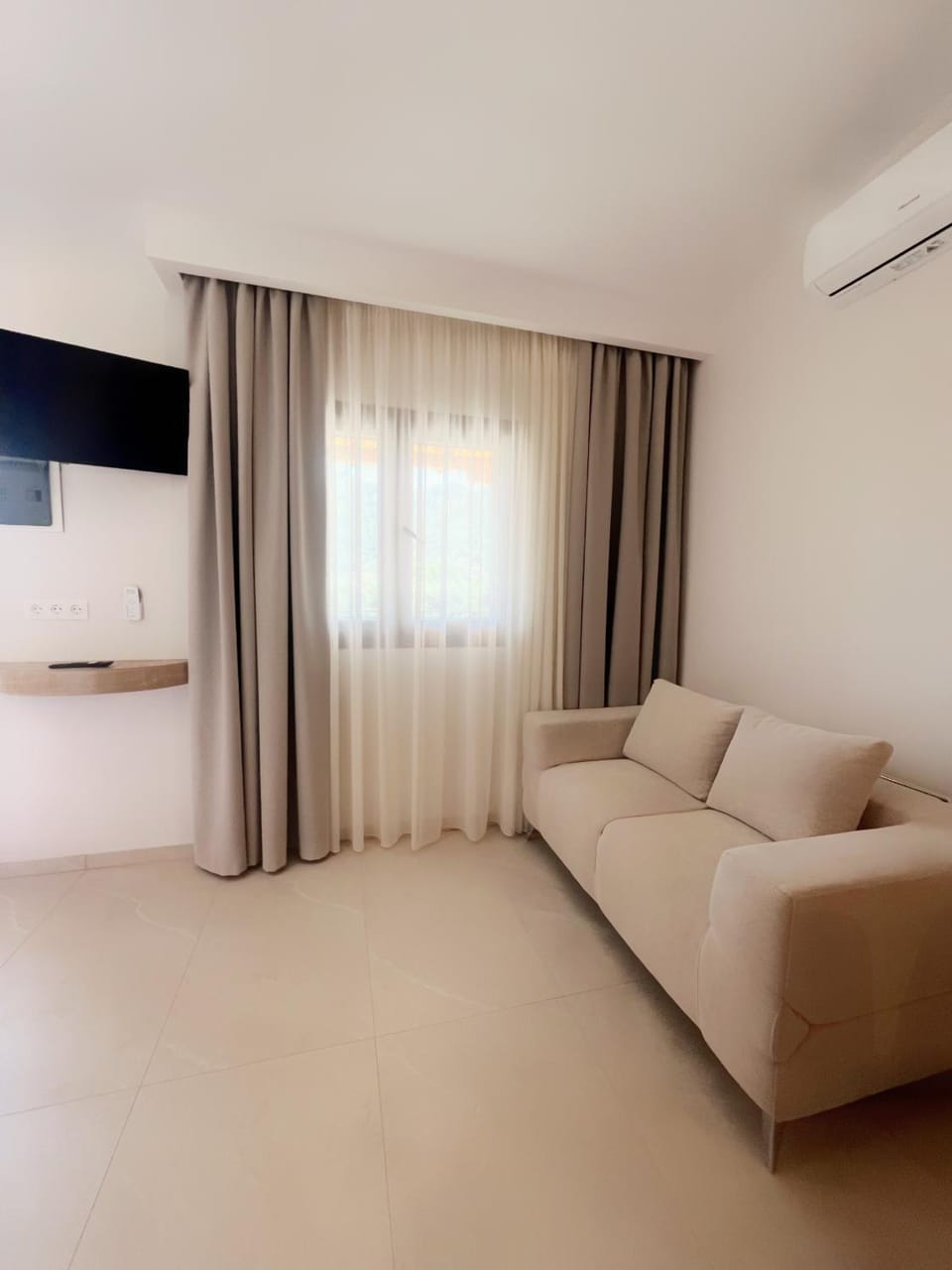 TV and multimedia, Living room, Seating area, air conditioner