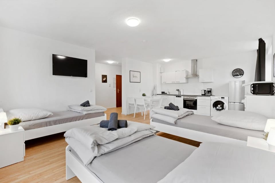 Bed, TV and multimedia, Kitchen or kitchenette, Photo of the whole room, Seating area, Bedroom, towels