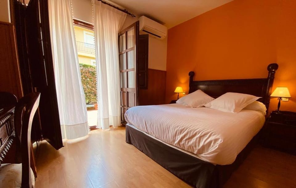 Bed, Balcony/Terrace, Photo of the whole room, Bedroom