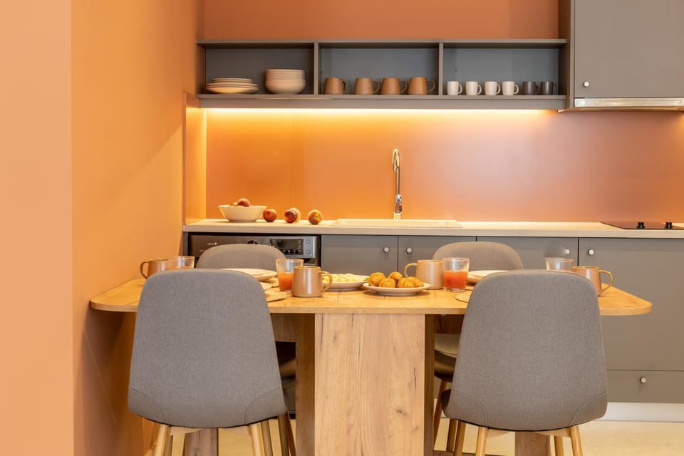 Kitchen or kitchenette, Dining area