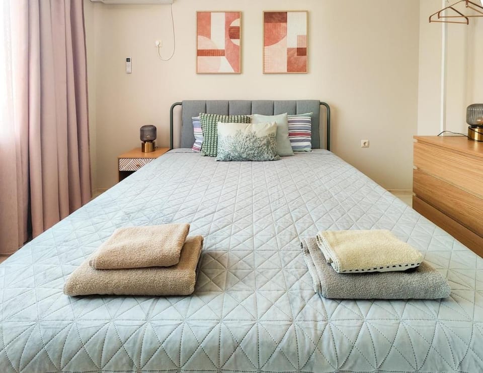 Bed, Photo of the whole room, Bedroom, towels