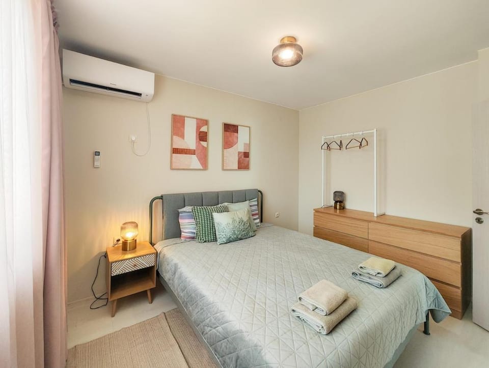 Bed, Photo of the whole room, Bedroom, towels, air conditioner