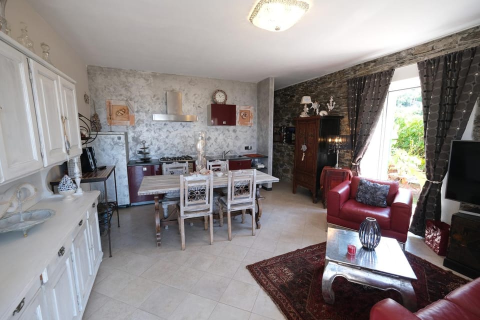 TV and multimedia, Kitchen or kitchenette, Living room, Seating area, Dining area, stove