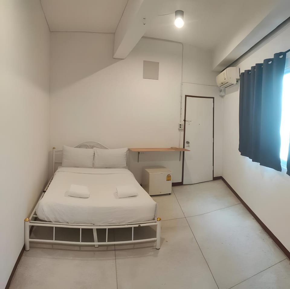 Bed, Photo of the whole room, Bedroom, air conditioner