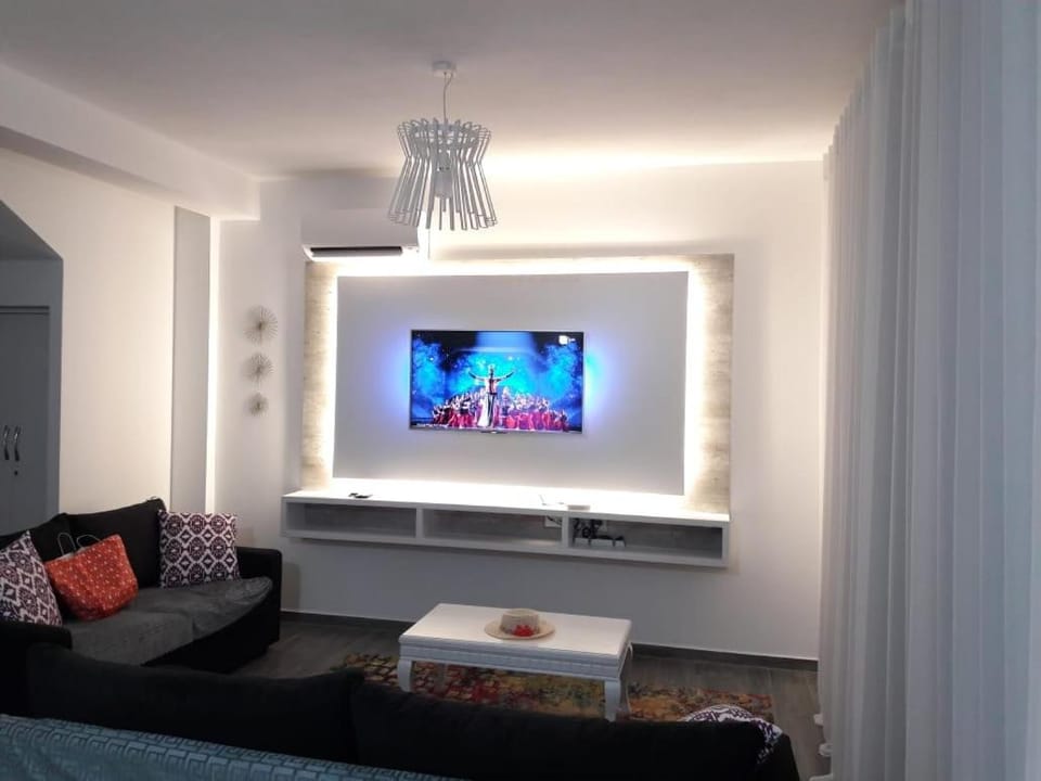 Communal lounge/ TV room, TV and multimedia, Living room, Seating area, Evening entertainment