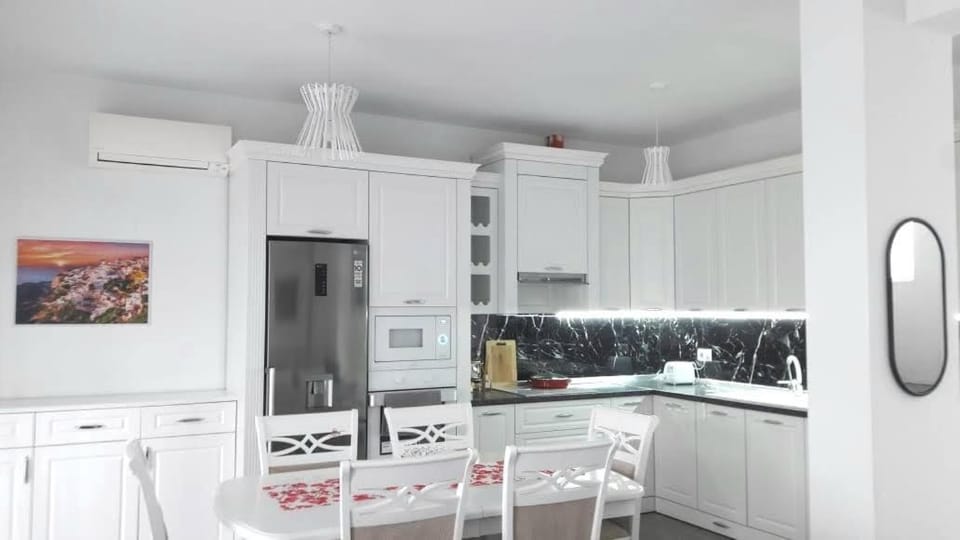 Kitchen or kitchenette, Living room, Seating area, Dining area, minibar, oven, stove