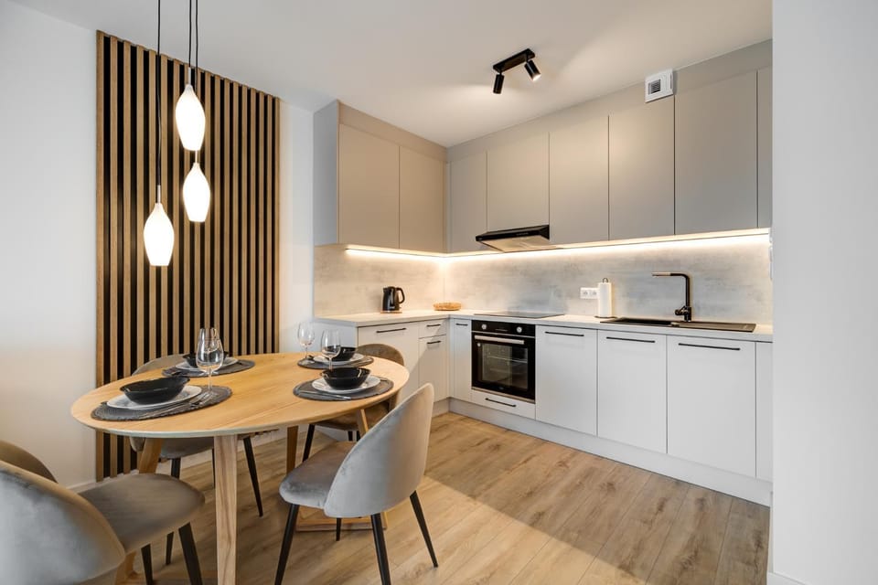 Coffee/tea facilities, Kitchen or kitchenette, Dining area, dishwasher, oven, stove