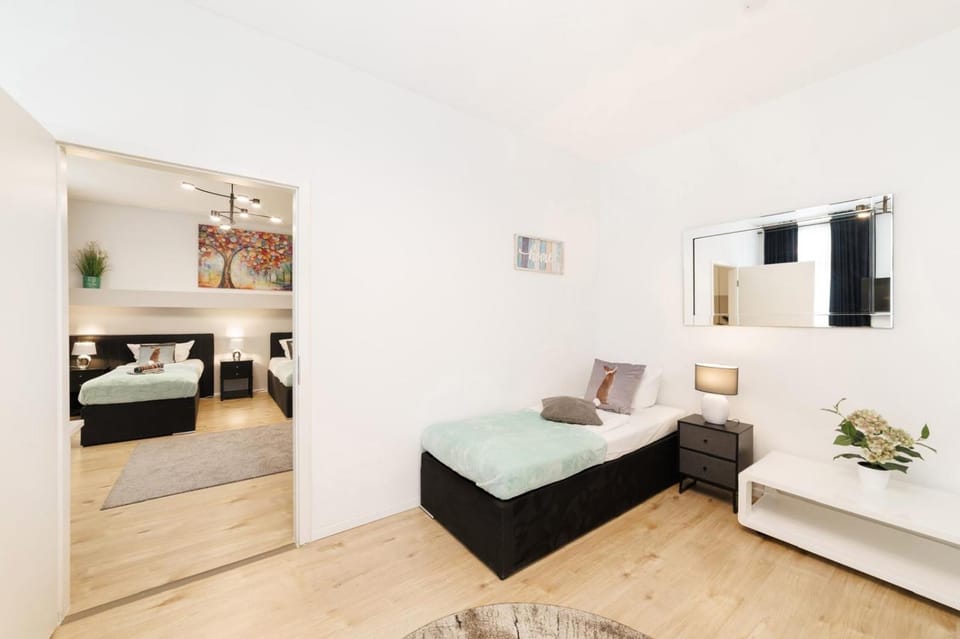 Bed, TV and multimedia, Photo of the whole room, Seating area, Bedroom, towels