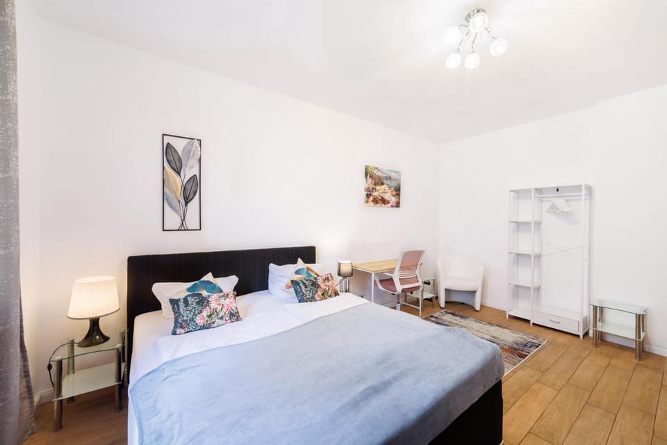 Bed, Photo of the whole room, Seating area, Bedroom