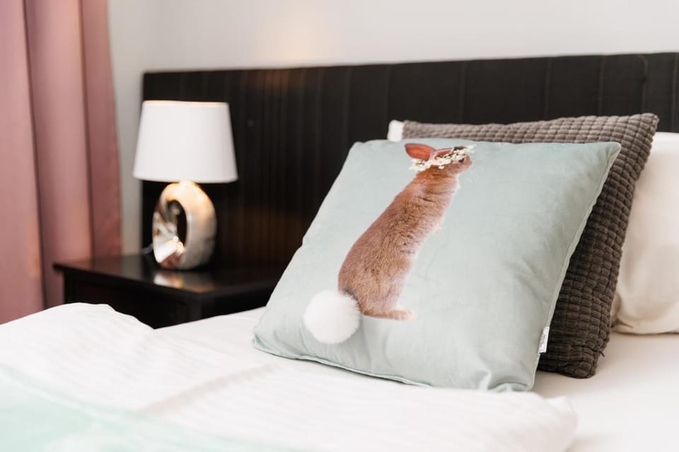 Bed, Photo of the whole room, Bedroom, Pets