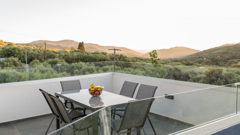 Natural landscape, View (from property/room), Balcony/Terrace, Dining area, Mountain view