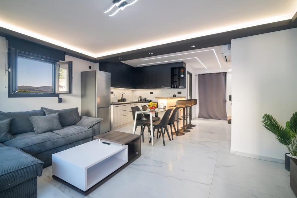 TV and multimedia, Kitchen or kitchenette, Living room, Seating area, Dining area