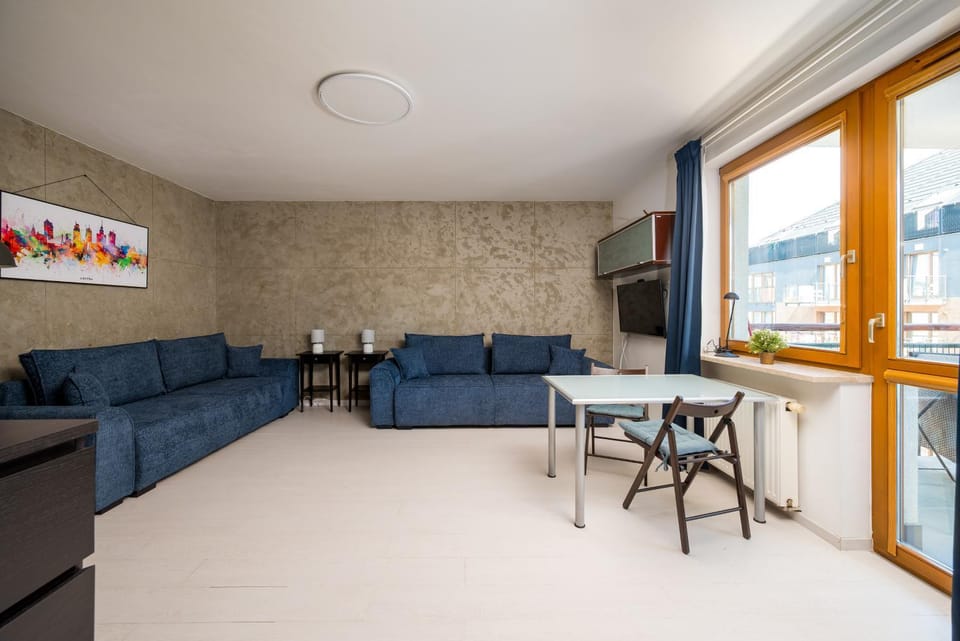 Communal lounge/ TV room, TV and multimedia, Living room, Seating area, Dining area, Evening entertainment
