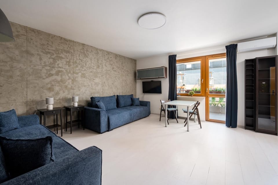 Communal lounge/ TV room, TV and multimedia, Living room, Seating area, Dining area, Evening entertainment