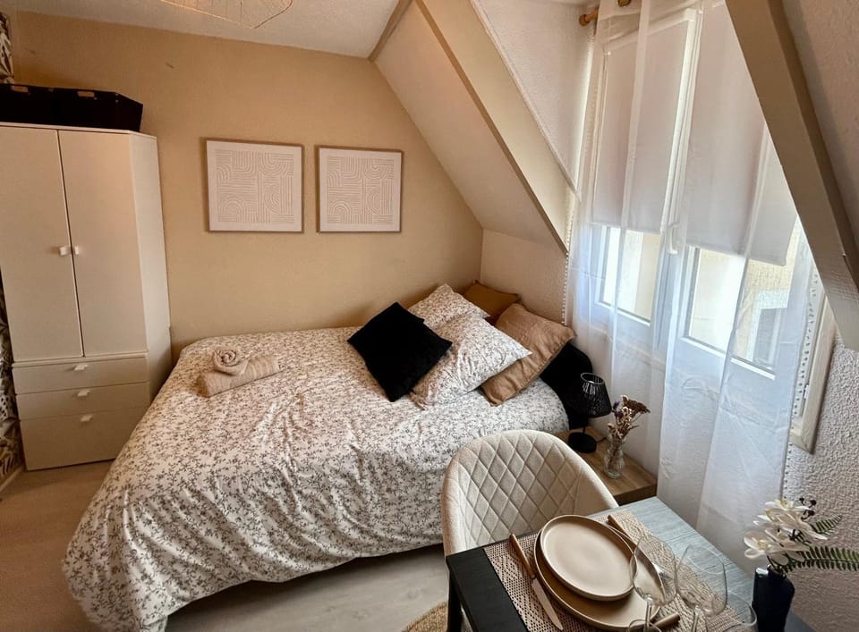 Bed, Photo of the whole room, Bedroom, wardrobe