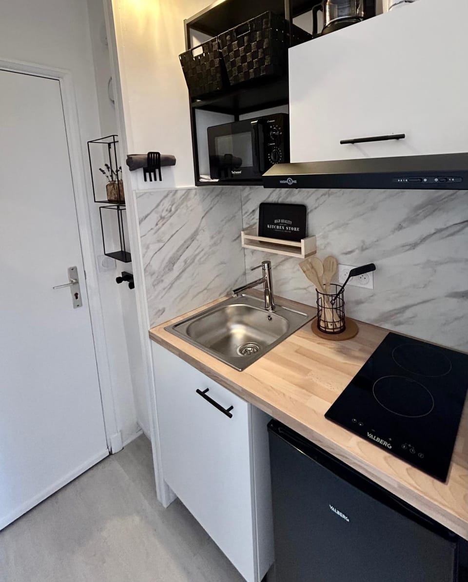 Kitchen or kitchenette, minibar, stove