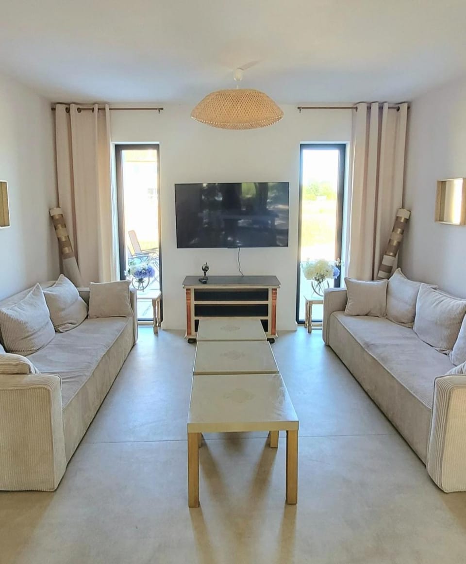 Communal lounge/ TV room, TV and multimedia, Living room, Seating area, Evening entertainment