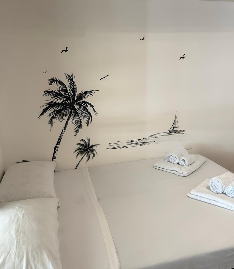 Bed, Bedroom, towels