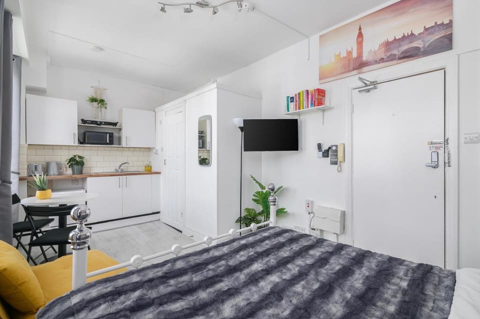 TV and multimedia, Kitchen or kitchenette, Dining area, stove